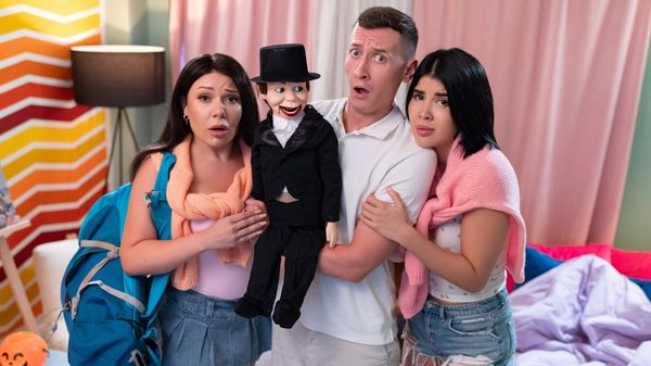 [FakeHostel] Lady Dee, Lola Bratz – The Haunted Dirty Dummy (Halloween)