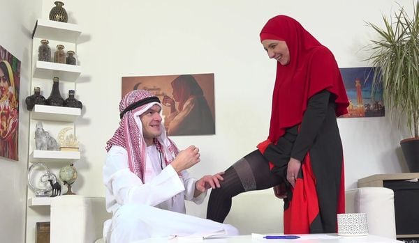 [SexWithMuslims] Livia Venom – Black stockings and lace are hidden under the hijab